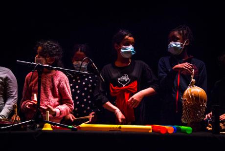 Les élèves de CM1-CM2 de l'école Vaillant-Couturier ont créé et joué en direct la musique d'un court métrage sur la scène de la cité théâtre de la Ponatière. 