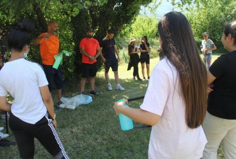 Photo prise dans le cadre de l'opération Ville propre.  Nous voyons un groupe de jeunes bénévoles encadrés par des animateurs du service des sports. Ces derniers expliquent les consignes.