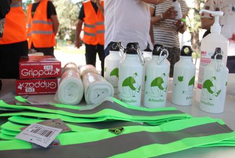 Photo prise dans le cadre de l'opération Ville propre.  Il s'agit d'une photo des gants, sacs, brassards, gourdes d'eaux et pinces. Matériel mis à disposition des participant-es.