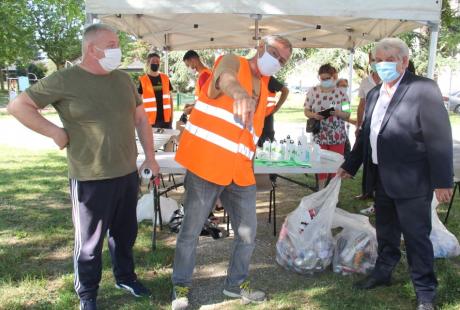 Photo prise dans le cadre de l'opération Ville propre. Nous voyons  le maire Renzo Sulli, sur le stand de la Luire, en train de discuter avec les participant-es, habitant-es et professionnel-les.