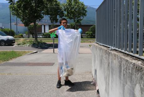 Photo prise dans le cadre de l'opération Ville propre.  Nous voyons des bénévoles, équipées de  gants, de pinces et de sacs, ramassant les déchets par terre.