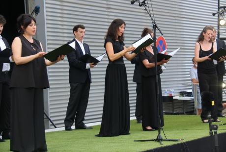 Photo de la présentation de saison la Rampe-La Ponatière pour la saison 2021-2022. Nous voyons Le chœur Spirito sur scène. Les chanteurs et chanteuses sont habillé-es en noir et blanc. Ils intérprètent un de leur morceau.