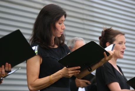 Photo de la présentation de saison la Rampe-La Ponatière pour la saison 2021-2022. Nous voyons Le chœur Spirito sur scène. Les chanteurs et chanteuses sont habillé-es en noir et blanc. Ils intérprètent un de leur morceau.