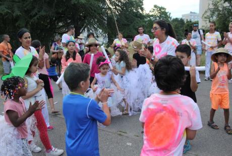 Photo prise à l'occasion de l'événement Carna’light. Les participants sont habillés de vêtements blanc avec des marques fluorescentes dessus. 