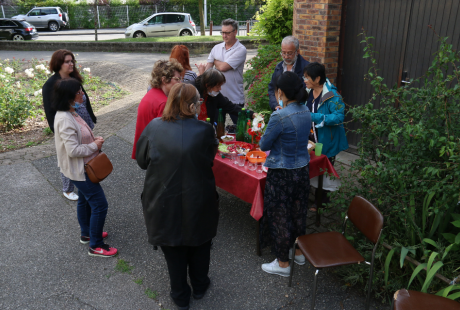 Les habitant-es prennent un Apér'au jardin à la MDH Anne Franck les Granges