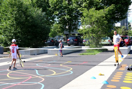 Les animations de proximité de destination été 2021. Initiation au tennis pour deux jeunes garçons.