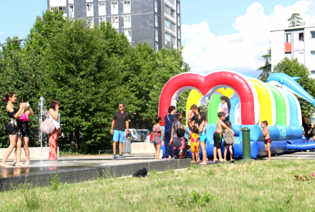 Les animations de proximité de destination été 2021. Photo du ventrigliss et des jeux d'eau installés au coeur du Village sud