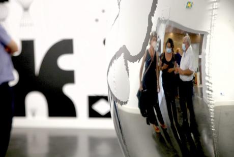 Les visiteurs se réfletent dans l'immense ballon gonflable de Pierre Vanni, ici Jacqueline Madrennes, AMandine Demore et Renzo Sulli.