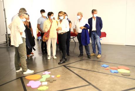 Claire Cousin, au centre, cheffe de projet du Centre Pompidou decrypte l'installation de Stéphane Kiehl.