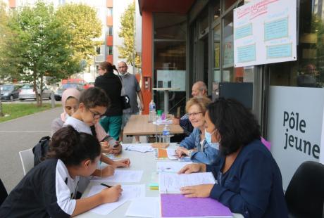 Les habitant-es sont venu-es nombreux-ses sur le parvis de la MDH Village Sud pour partager les animations proposées et échanger avec les professionnel-les et bénévoles, à la découvertes des activités et projets menés durant l'année. 