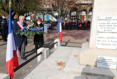 La cérémonie s'est poursuivie par les traditionnels dépôts de gerbes au pied du Monument aux morts.