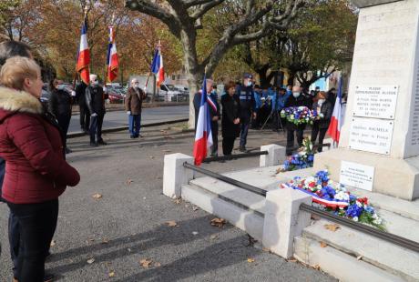 La cérémonie s'est poursuivie par les traditionnels dépôts de gerbes au pied du Monument aux morts.