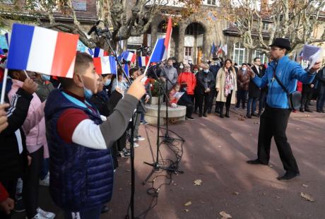 La cérémonie s'est achevée par une belle Marseillaise entonnée par des élèves de l'école élémentaires Jean-Paul-Marat, et le traditionnel salut aux porte-drapeaux.