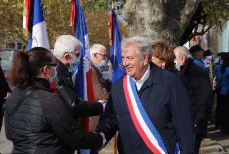 La cérémonie s'est achevée par une belle Marseillaise entonnée par des élèves de l'école élémentaires Jean-Paul-Marat, et le traditionnel salut aux porte-drapeaux.