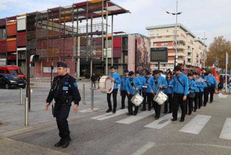 Le défilé conduit par la police municipale, l'ensemble musical l’Écho d’Échirolles, les portes drapeaux et les élu-es s'est élancé depuis le parvis de l'hôtel de ville pour rallier la place de la Libération, lieu de la commémoration.
