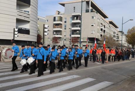 Le défilé conduit par la police municipale, l'ensemble musical l’Écho d’Échirolles, les portes drapeaux et les élu-es s'est élancé depuis le parvis de l'hôtel de ville pour rallier la place de la Libération, lieu de la commémoration.