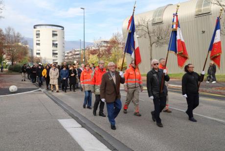 Le défilé conduit par la police municipale, l'ensemble musical l’Écho d’Échirolles, les portes drapeaux et les élu-es s'est élancé depuis le parvis de l'hôtel de ville pour rallier la place de la Libération, lieu de la commémoration.