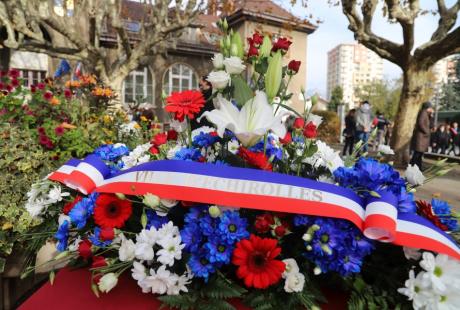 La cérémonie s'est poursuivie par les traditionnels dépôts de gerbes au pied du Monument aux morts.