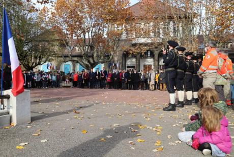La place de la Libération était pleine pour accueillir le défilé et poursuivre les commémorations liées à l'armistice du 11novembnre et à l'hommage aux morts pour la France.