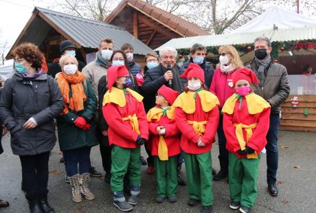  Juste avant l'arrivée du Père-Noël, les élu-es de la Ville ont inauguré le marché de Noël.