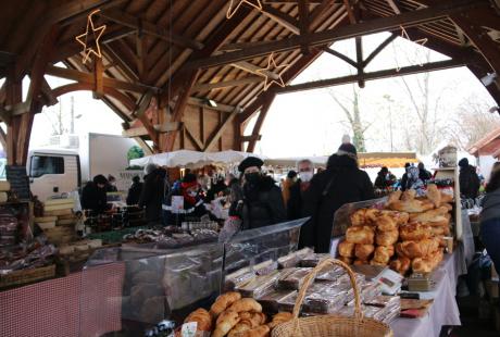 Sous les halles, une trentaine de producteurs proposaient leur fromage, fois gras, nougats et autres denrées pour la table du réveillon.