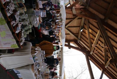 Des stands de produits artisanaux au marché de Noël.