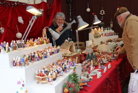 Ghislaine Frugière, avec son mari Georges, peignent des santons pour le marché de Noël d'Échirolles.