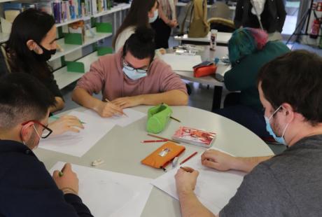 Comme d'habitude, l'atelier manga, très en vogue, a fait le plein de participant-es sous les yeux de l'adjointe à la culture Jacqueline Madrennes.