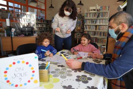 En famille, les participant-es ont joyeusement contribué à alimenter la fresque de dessins à l'image de l'auteur-illustrateur à la bibliothèque La Ponatière.