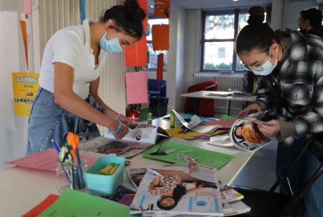 La Maison des Écrits proposait un jeu d'écriture à base de découpage et de collage, qui a retenu l'attention des plus jeunes, très inspirées pour le coup... 