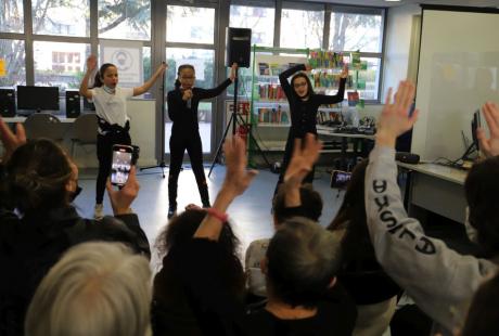 Hilel, Ludyvine et Nélia, les jeunes chanteuses de l'atelier de Dcap, du Stylo au micro, ont donné le ton du temps proposé par les jeunes.