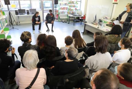 Les jeunes de l'atelier lecture de la Maison des écrits et de l'association Kayane, se sont succédé sur scène pour lire des textes sur le thème de l'amour, en français et en arabe, sur le refrain de la chanson de Mouloudji, L'amour, l'amour, l'amour