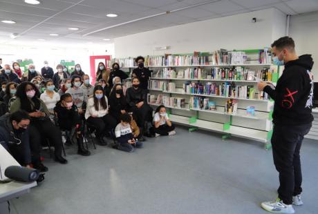 Les jeunes de l'atelier lecture de la Maison des écrits et de l'association Kayane, se sont succédé sur scène pour lire des textes sur le thème de l'amour, en français et en arabe, sur le refrain de la chanson de Mouloudji, L'amour, l'amour, l'amour