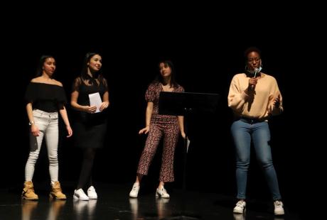 Les trois jeunes chanteuses, encadrées par l'intervenante Céline Dumas, ici aux côté de la coordinatrice de la Semaine, Hélia Tel, ont fait vibrer le public par la qualité de leurs textes, et leurs interprétations tout en sensibilité...