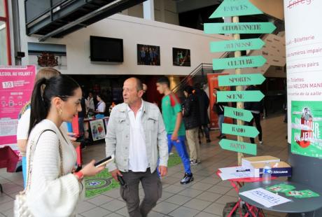 Dans la salle de spectacle, les jeunes ont été accueillis par la Direction jeunesse de la Ville pour les renseigner sur leur fonctionnement et leurs propositions.