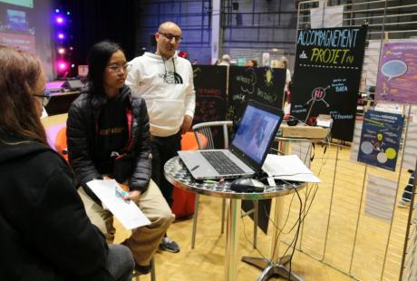 Dans la salle de spectacle, les jeunes ont été accueillis par la Direction jeunesse de la Ville pour les renseigner sur leur fonctionnement et leurs propositions.