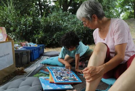 Atelier d’écriture à la main ou à la machine, de couverture de livres ou de lecture pour les plus petits : le Pôle de la lecture et de l’écrit a conquis son public !