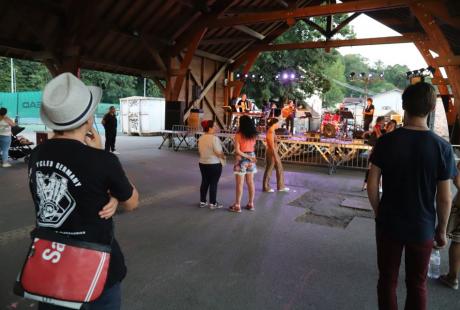 Avant même le début du feu, les habitant-es se sont retrouvé-es sous la halle, pour assister aux derniers réglages du groupe Braslavie, autour d'une table ou sur la pelouse de la Frange verte, pour partager un verre ou un repas, tandis que les bénévoles de l'ALE basket s'affairaient aux fourneaux pour les sustenter... 