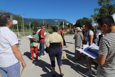 Une vingtaine d'habitant-es ont participé à la visite du Centre-ville proposée par la Direction de la ville durable, avec les commentaires de son directeur Philippe Vic et en présence de l'adjoint Pierre Labriet.