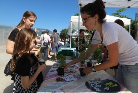 Plusieurs associations comme Cultivons nos toits ou l'Equytable étaient présentes pour renseigner ou donner de bons conseils aux habitant-es en termes de tri, de nutrition ou d'agriculture urbaine.