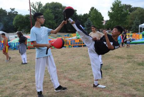 Roller, taekwondo ou biathlon, malgré le soleil et la chaleur,les activités proposées par la Direction des sports ont fait le plein auprès des jeunes sportifs échirollois !