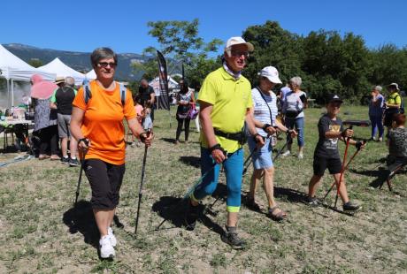 Une initiation à la marche nordique était proposée pour les petit-es et les grand-es...