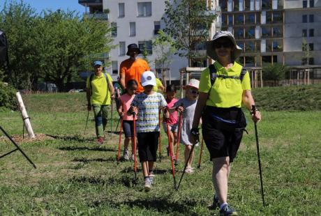 Une initiation à la marche nordique était proposée pour les petit-es et les grand-es...