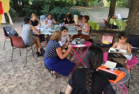 Atelier d’écriture à la main ou à la machine, de couverture de livres ou de lecture pour les plus petits : le Pôle de la lecture et de l’écrit a conquis son public !