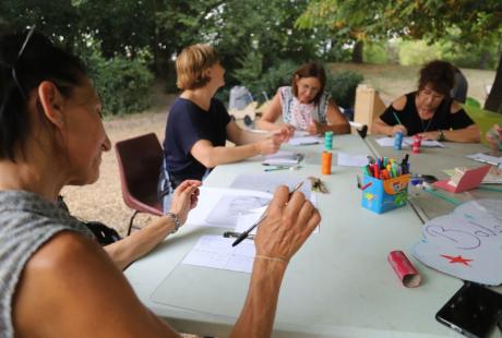 Atelier d’écriture à la main ou à la machine, de couverture de livres ou de lecture pour les plus petits : le Pôle de la lecture et de l’écrit a conquis son public !