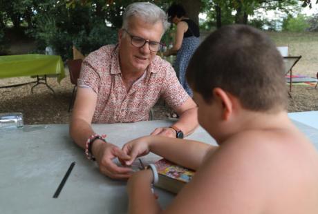 Atelier d’écriture à la main ou à la machine, de couverture de livres ou de lecture pour les plus petits : le Pôle de la lecture et de l’écrit a conquis son public !