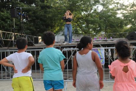 Sur scène, les jeunes chanteurs et danseurs accompagnés par le groupe culture-jeunesse de la Ville ont pu faire la preuve de l’étendu de leur talent. Pour le plus grand bonheur du public.