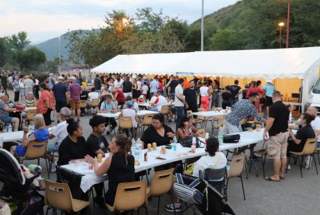 Avant même le début du feu, les habitant-es se sont retrouvé-es sous la halle, pour assister aux derniers réglages du groupe Braslavie, autour d'une table ou sur la pelouse de la Frange verte, pour partager un verre ou un repas, tandis que les bénévoles de l'ALE basket s'affairaient aux fourneaux pour les sustenter... 