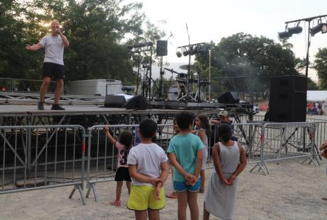 Sur scène, les jeunes chanteurs et danseurs accompagnés par le groupe culture-jeunesse de la Ville ont pu faire la preuve de l’étendu de leur talent. Pour le plus grand bonheur du public.