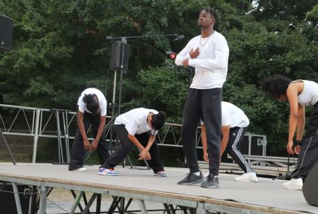 Sur scène, les jeunes chanteurs et danseurs accompagnés par le groupe culture-jeunesse de la Ville ont pu faire la preuve de l’étendu de leur talent. Pour le plus grand bonheur du public.